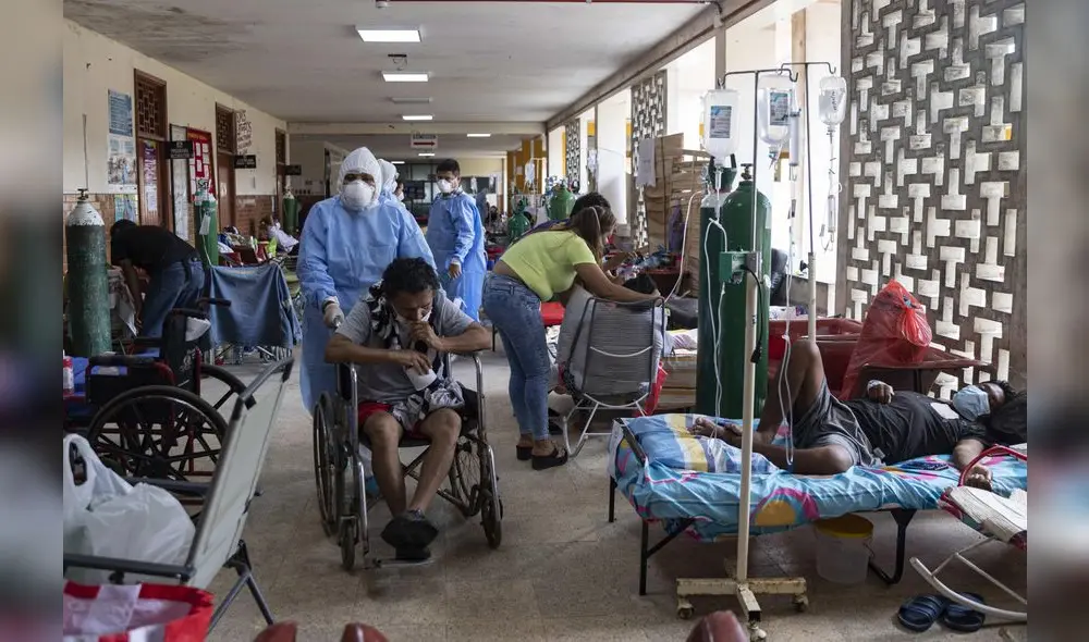 AME8400. IQUITOS (PERÚ), 08/05/2020.- Un médico con traje de bioseguridad revisa una sala con pacientes de COVID-19 en el Hospital Regional de Iquitos, el 7 de mayo de 2020, en Iquitos (Perú). La historia se repite para los indígenas de la Amazonía. Si antes fue la viruela, la gripe o el sarampión, ahora los habitantes ancestrales del pulmón verde del planeta se enfrentan al coronavirus nuevamente desprotegidos y vulnerables, pero esta vez han decidido no morir en silencio. A pesar de las repetidas advertencias del peligro que corrían y de haberse aislado en sus territorios, la pandemia los ha alcanzado igualmente. Ya son 40 los indígenas fallecidos y 679 los contagiados por el COVID-19 en la Amazonía, según el registro de la Coordinadora de Organizaciones Indígenas de la Cuenca Amazónica (COICA). EFE/Ginebra Peña
CONTAGIADOS POR COVID YA SUPERAN LOS 170 MIL. CUATRO MIL FALLECIDOS EN NUESTRO PAIS AME8400. IQUITOS (PERÚ), 08/05/2020.- Un médico con traje de bioseguridad revisa una sala con pacientes de COVID-19 en el Hospital Regional de Iquitos, el 7 de mayo de 2020, en Iquitos (Perú). La historia se repite para los indígenas de la Amazonía. Si antes fue la viruela, la gripe o el sarampión, ahora los habitantes ancestrales del pulmón verde del planeta se enfrentan al coronavirus nuevamente desprotegidos y vulnerables, pero esta vez han decidido no morir en silencio. A pesar de las repetidas advertencias del peligro que corrían y de haberse aislado en sus territorios, la pandemia los ha alcanzado igualmente. Ya son 40 los indígenas fallecidos y 679 los contagiados por el COVID-19 en la Amazonía, según el registro de la Coordinadora de Organizaciones Indígenas de la Cuenca Amazónica (COICA). EFE/Ginebra Peña
CONTAGIADOS POR COVID YA SUPERAN LOS 170 MIL. CUATRO MIL FALLECIDOS EN NUESTRO PAIS