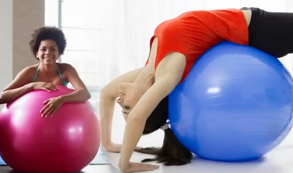 En la década de los 60, el balón suizo era conocido como esfera kinésica. Foto: composición LR/Equipamiento fisioterapia/Stportadictos