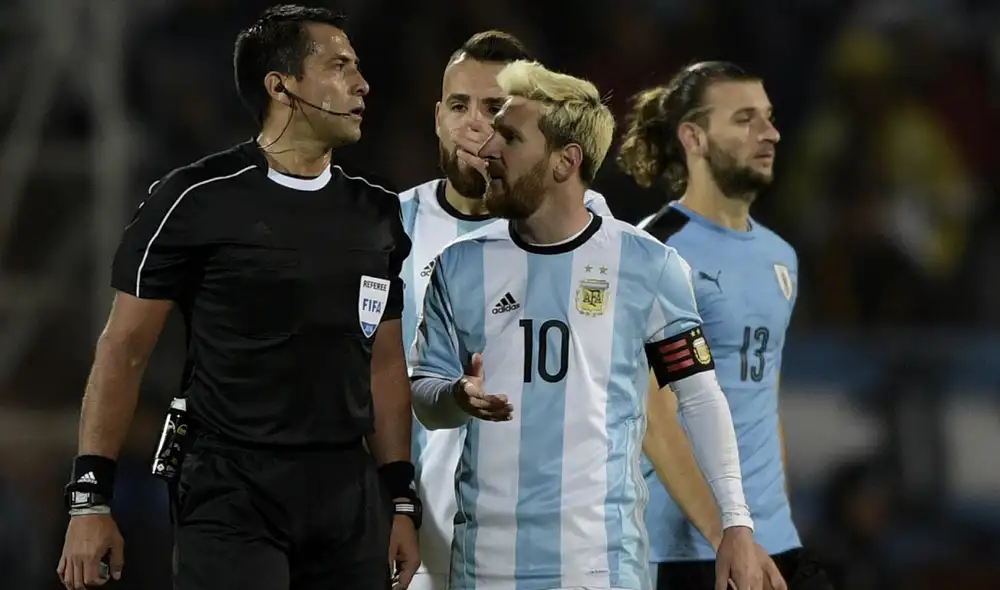 Lionel Messi tuvo un altercado con Bascuñán en Uruguay. Foto: AFP Lionel Messi tuvo un altercado con Bascuñán en Uruguay. Foto: AFP