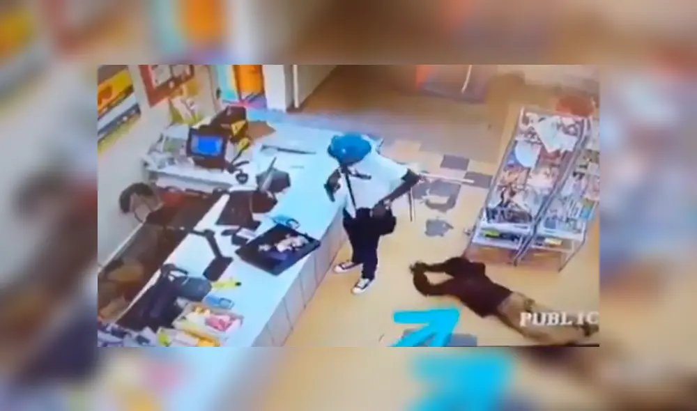 Video es viral en Facebook. Pese a que el delincuente estaba armado, el cliente fue sigilosamente tras él y logró quitarle parte del botín que estaba robando. Video es viral en Facebook. Pese a que el delincuente estaba armado, el cliente fue sigilosamente tras él y logró quitarle parte del botín que estaba robando.