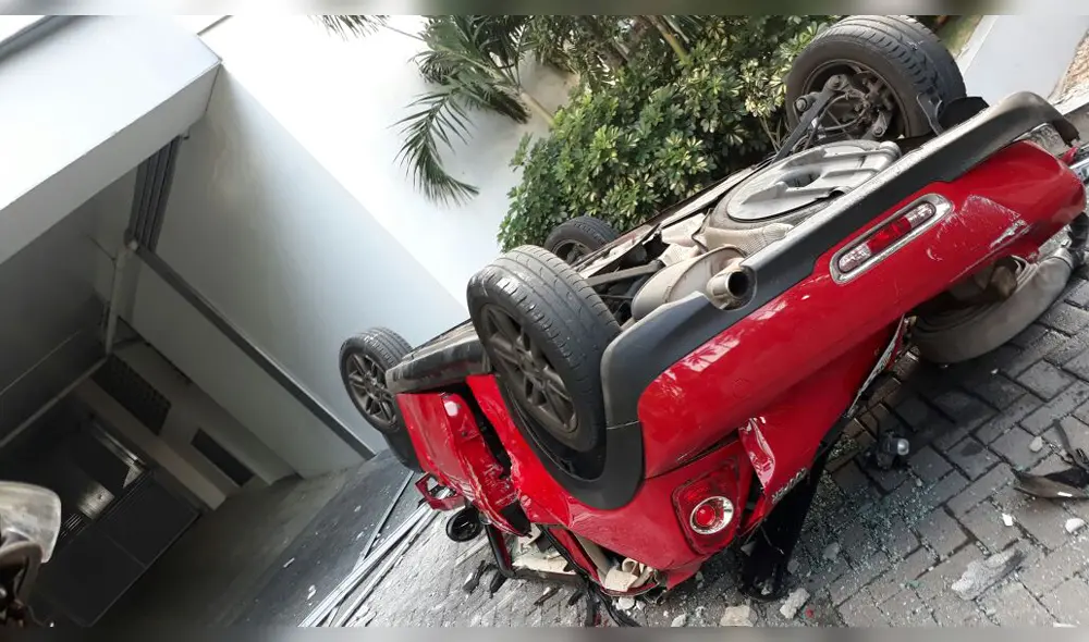 Dos venezolanos muertos al caer automóvil desde cuarto piso en Panamá Dos venezolanos muertos al caer automóvil desde cuarto piso en Panamá