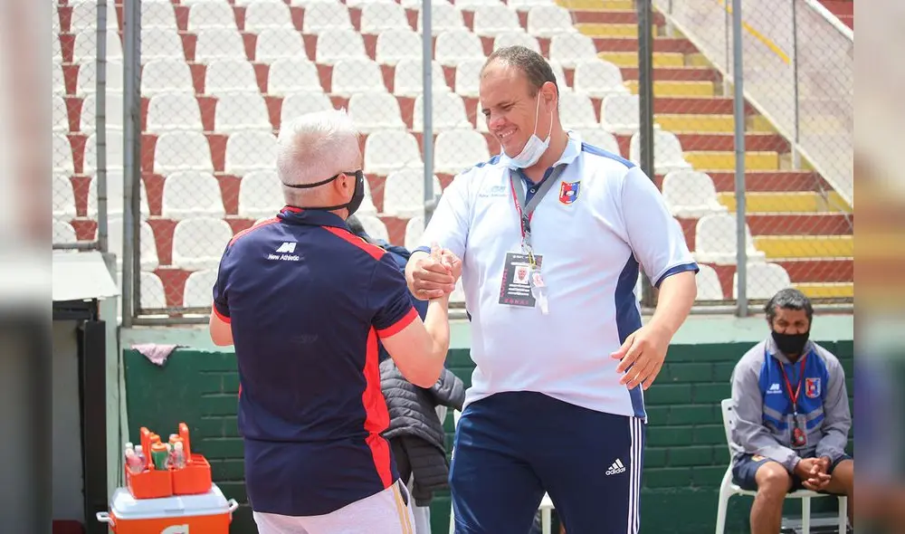 El DT Marcelo Grioni saluda a su colega Revollar antes del partido (Foto: Liga 1)