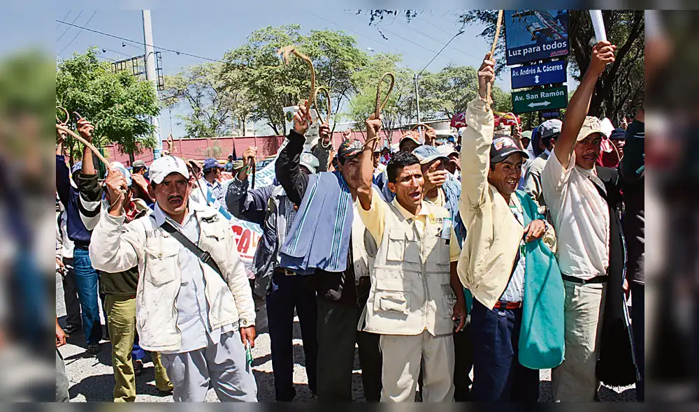 Indignados. Funcionarios recibieron castigo de las rondas y serán investigados penalmente por supuesto robo de combustible. Indignados. Funcionarios recibieron castigo de las rondas y serán investigados penalmente por supuesto robo de combustible.