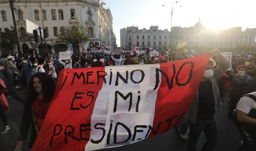 Manifestantes se organizan en la plaza San Martín durante protesta de este 12 de noviembre. Foto: Jorge Cerdán/La República Manifestantes se organizan en la plaza San Martín durante protesta de este 12 de noviembre. Foto: Jorge Cerdán/La República