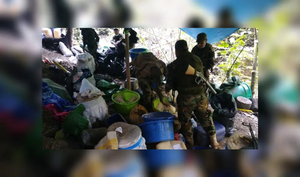Se incautó 400 kilos de alcaloide de cocaína, armas de fuego, municiones, así como dos toneladas de acetonas, 50 kilos de ácido sulfámico, herramientas y utensilios para la producción de estupefacientes. (Foto: Frente Policial Vraem)