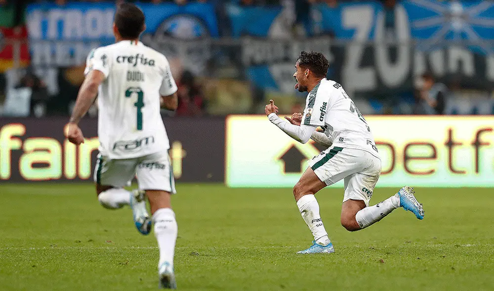 Gustavo Scarpa abrió el marcador en el Gremio vs. Palmeiras con un impresionante remate de más de 30 metros. | Foto: AFP