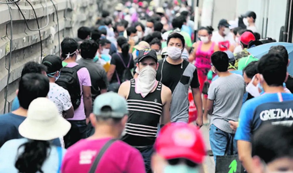 Peligro. Las personas no guardan la distancia establecida. (Foto: Jorge Cerdán) Peligro. Las personas no guardan la distancia establecida. (Foto: Jorge Cerdán)