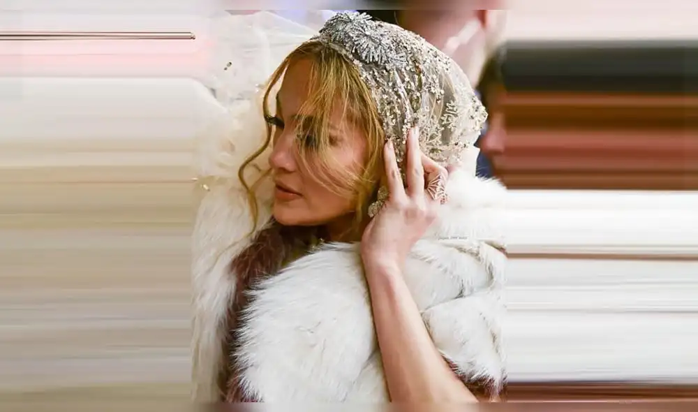 Jennifer Lopez conquista con sexy escote en vestido de novia [FOTOS]