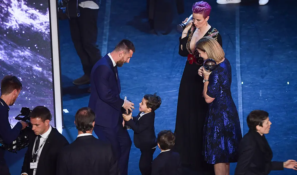 Las futbolistas norteamericanas Megan Rapinoe y Alex Morgan dejaron de hablar en medio de una entrevista en la alfombra roja de los premios The Best para voltearse a ver el ingreso de Lionel Messi a la gala celebrada en Milán. Las futbolistas norteamericanas Megan Rapinoe y Alex Morgan dejaron de hablar en medio de una entrevista en la alfombra roja de los premios The Best para voltearse a ver el ingreso de Lionel Messi a la gala celebrada en Milán.