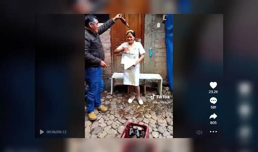 Padres bañan con cerveza a su hija recién graduada. Foto: La República. Padres bañan con cerveza a su hija recién graduada. Foto: La República.