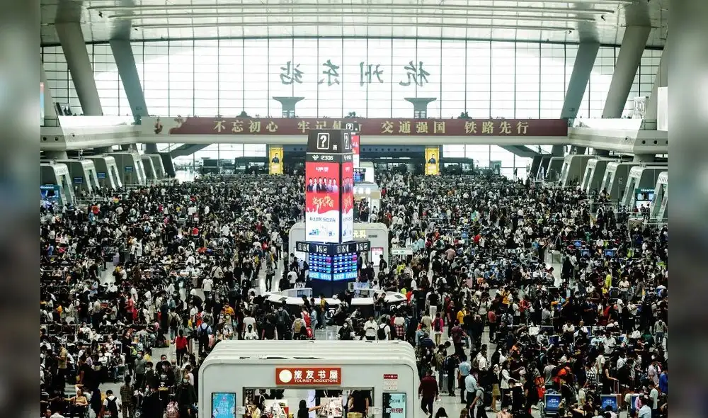 Pasajeros esperan sus trenes antes del feriado de ocho días que marca el Día Nacional de China y el Festival del Medio Otoño. Foto: AFP