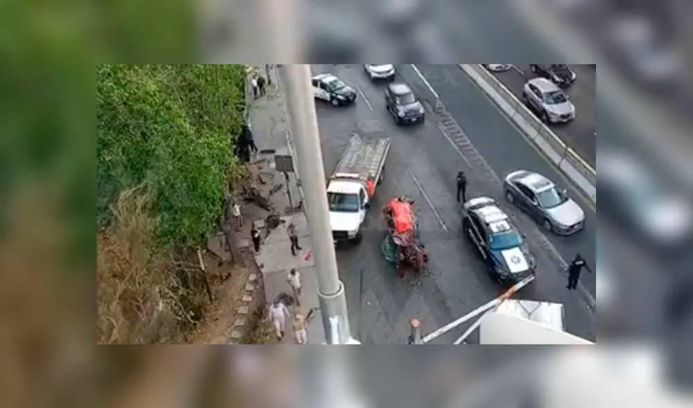 El auto segundos después de su caída. Foto: Edoméx. El auto segundos después de su caída. Foto: Edoméx.