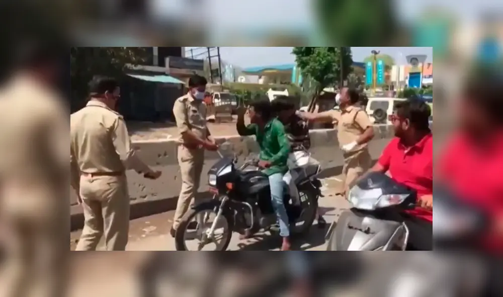 Policía castiga con palo a personas que violan la cuarentena en India y Pakistán [VIDEO] 