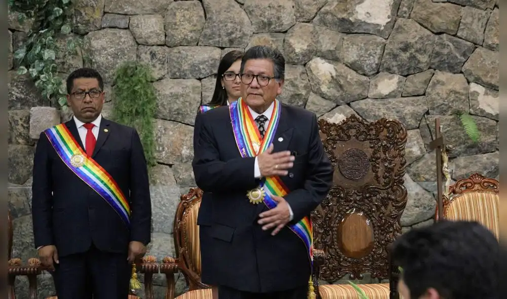 Asume cargo. Ricardo Valderrama tiene el encargo de dirigir la comuna del Cusco mientras dure la suspensión de Boluarte. Asume cargo. Ricardo Valderrama tiene el encargo de dirigir la comuna del Cusco mientras dure la suspensión de Boluarte.