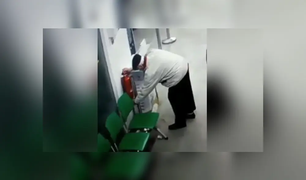 A través de Facebook se hizo viral el momento en que un hombre confunde un extintor con un recipiente de gel. A través de Facebook se hizo viral el momento en que un hombre confunde un extintor con un recipiente de gel.