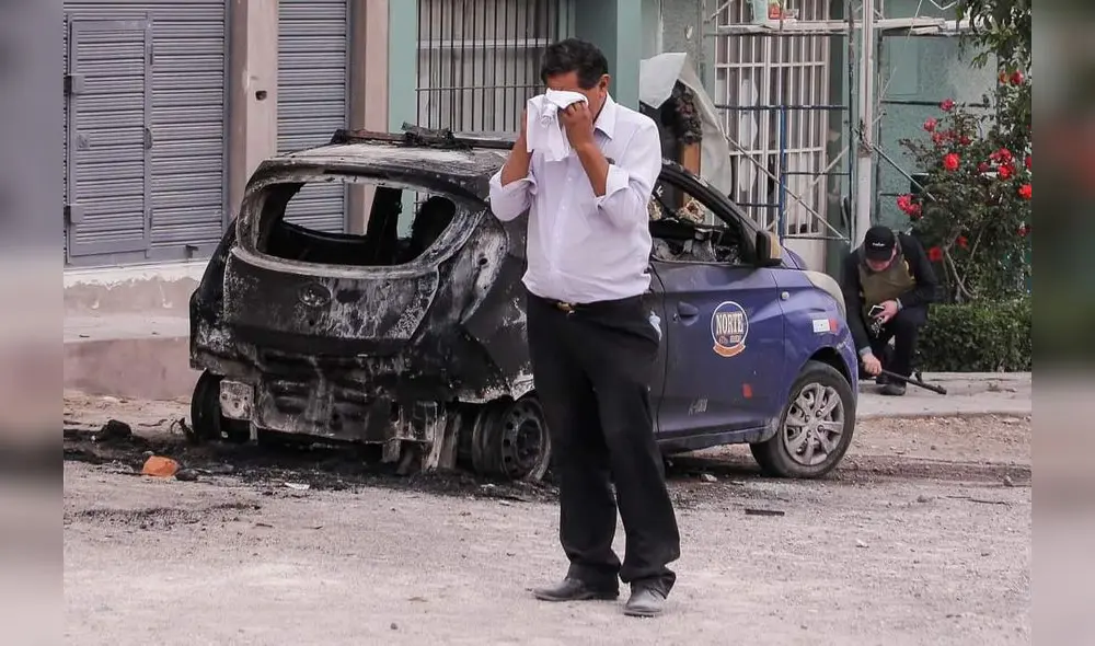Arequipa. Fotografía de varón y taxi se hizo viral en redes. Foto: Oswald Charca Arequipa. Fotografía de varón y taxi se hizo viral en redes. Foto: Oswald Charca