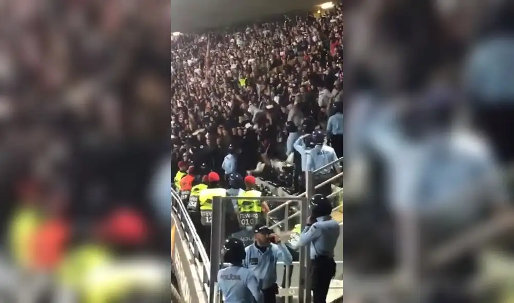 Policías e hinchas protagonizaron bochornoso momento. Foto: Captura de video.