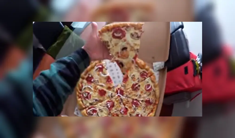 Desliza las imágenes para ver cómo luce esta ‘colosal’ pizza que se vende en un restaurante de Lima. Fotocaptura: El Cholo Mena/YouTube Desliza las imágenes para ver cómo luce esta ‘colosal’ pizza que se vende en un restaurante de Lima. Fotocaptura: El Cholo Mena/YouTube