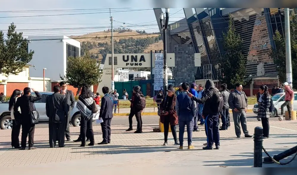 Puno: estudiantes toman local de la UNA exigiendo nuevo pabellón y equipos para laboratorio Puno: estudiantes toman local de la UNA exigiendo nuevo pabellón y equipos para laboratorio
