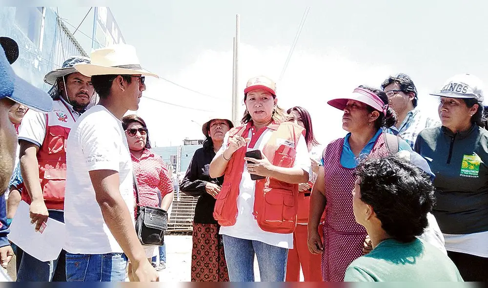 SUSTENTO DE VIDA. Ministra Barrios supervisó los trabajos de limpieza en este centro comercial.