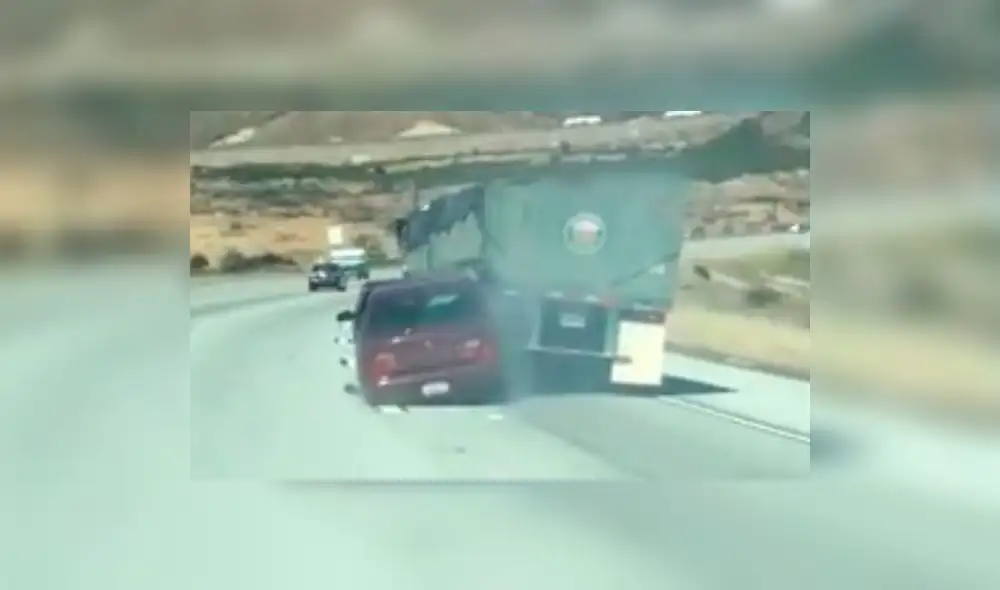 YouTube: Camión choca automóvil y lo arrastra un kilómetro porque "no se dio cuenta" YouTube: Camión choca automóvil y lo arrastra un kilómetro porque "no se dio cuenta"