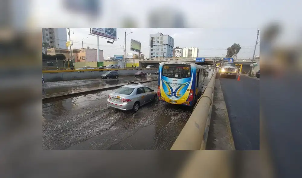 Según Sedapal, el aniego se produjo al cambiar una válvula de 8 pulgadas. (Foto: Grace Mora / La República)