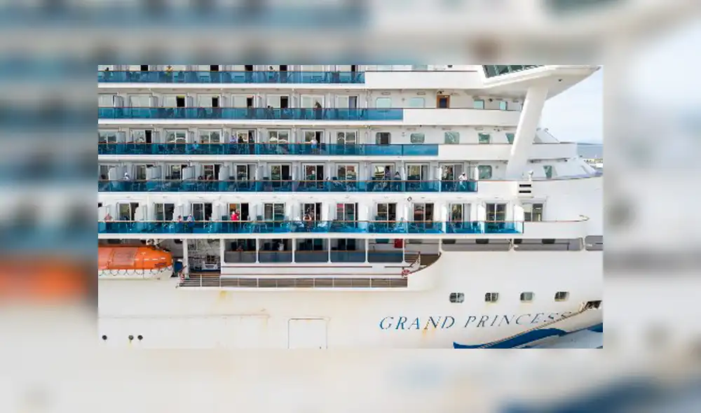 Los pasajeros miran desde el barco en el puerto de Oakland en Oakland, California. Foto: AFP. Los pasajeros miran desde el barco en el puerto de Oakland en Oakland, California. Foto: AFP.
