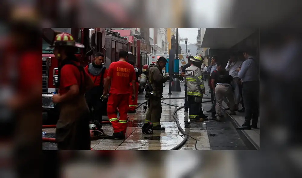 Cercado de Lima: incendio en sótano de tienda por departamento fue controlado