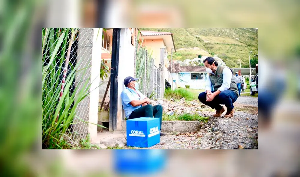 El Ministro de Economía Iván Granda repartiendo una de las canastas solidarias. Foto: Iván Granda El Ministro de Economía Iván Granda repartiendo una de las canastas solidarias. Foto: Iván Granda