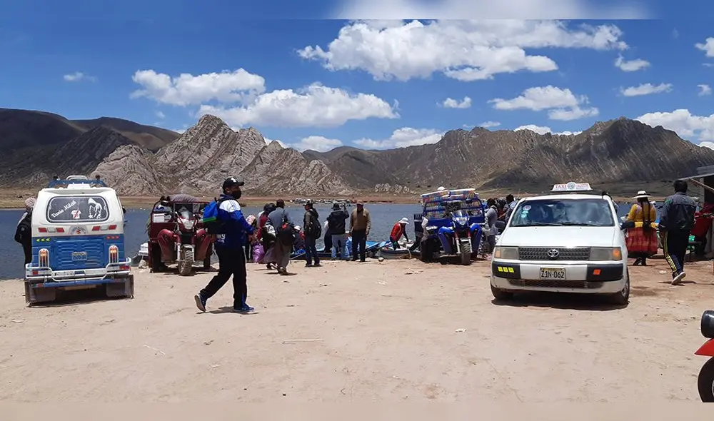 En Patani hay hasta tres puertos improvisados a la orilla del lago Titicaca de donde salen los botes llevando personas y mercaderías.