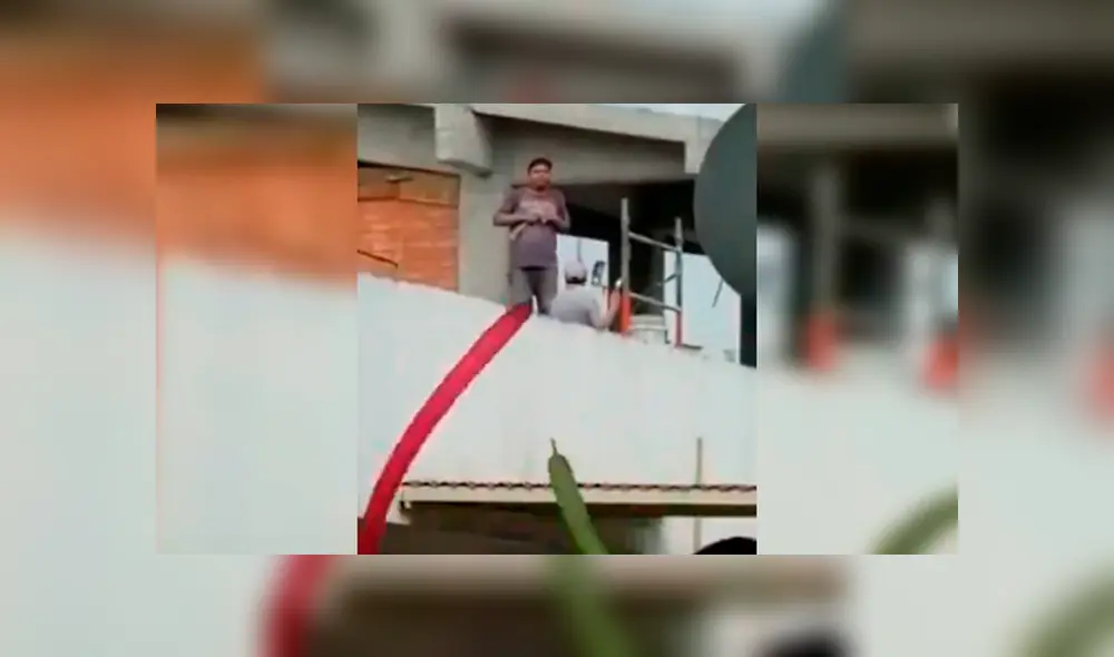 Obrero interrumpió sus labores en el techo de una casa y se dejó llevar por la potente música de evento Obrero interrumpió sus labores en el techo de una casa y se dejó llevar por la potente música de evento