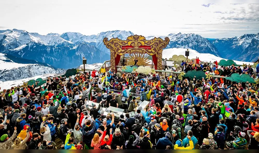 Cada edición del "Tomorroland Winter" se apodera de los alpes europeos y congrega a miles de personas en medio de la nieve.