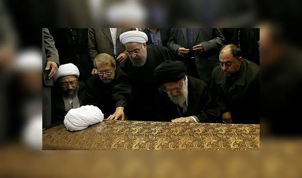 Alí Jameneí no pudo contener el llanto mientras oraba por Qasem Soleimani. Alí Jameneí no pudo contener el llanto mientras oraba por Qasem Soleimani.