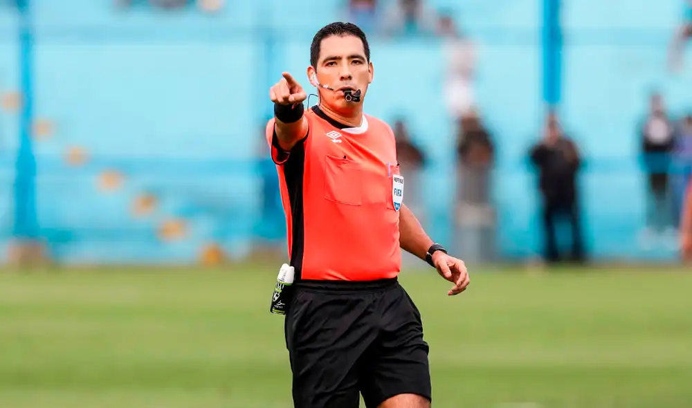 Diego Haro criticado por no hacer el uso del VAR en polémica jugada del Uruguay - Japón. Diego Haro criticado por no hacer el uso del VAR en polémica jugada del Uruguay - Japón.