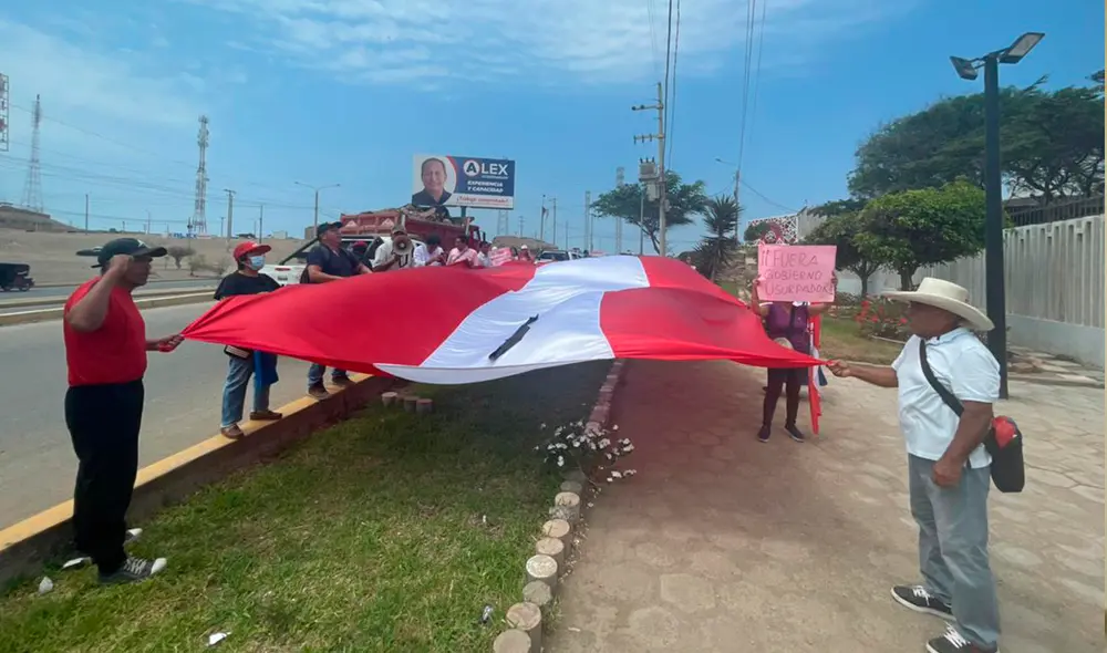 los manifestantes se intentaron acercar a las camionetas para hacer conocer sus pedidos