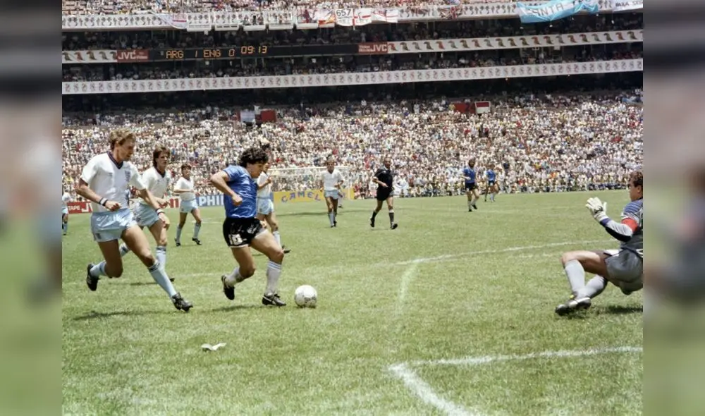 El ídolo argentino eludió hasta cinco rivales ingleses antes de anotar un golazo. Foto: EFE