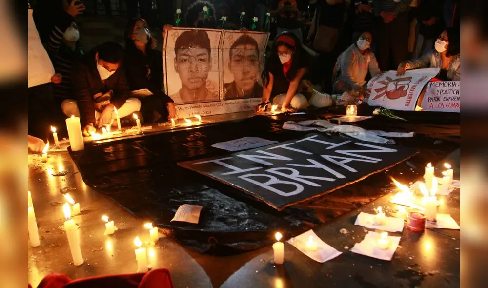 Manifestantes llegaron con velas y carteles para vigilia