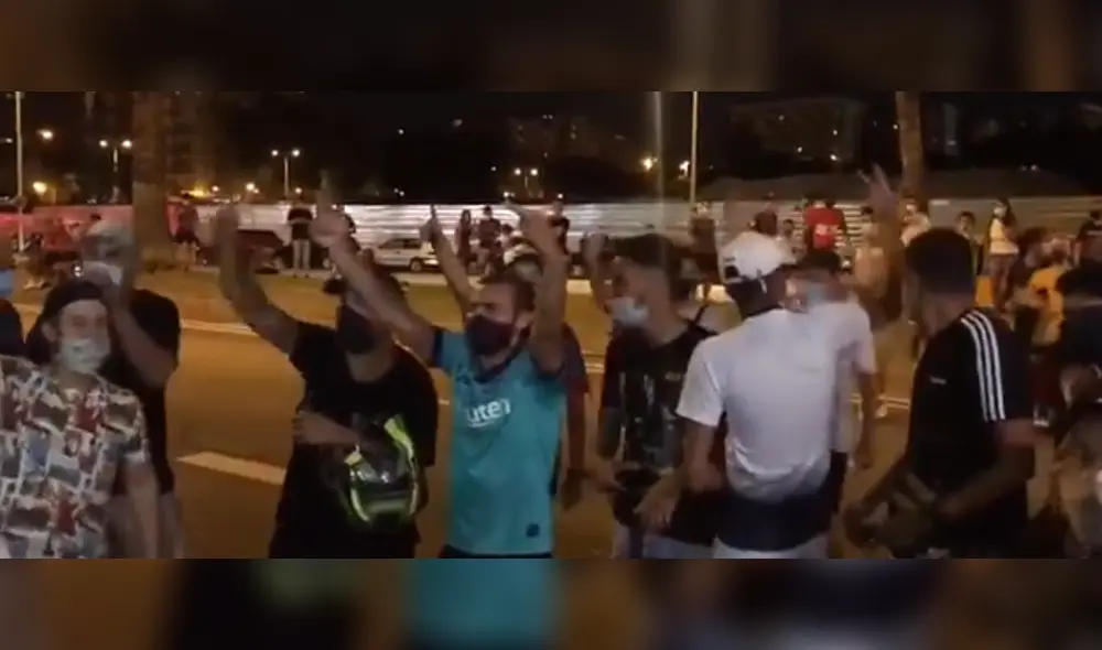 Hinchas 'blaugranas' se reunieron en las afueras del Camp Nou para protestar contra la directiva del club ante la posible partido de Messi. Foto: Captura.