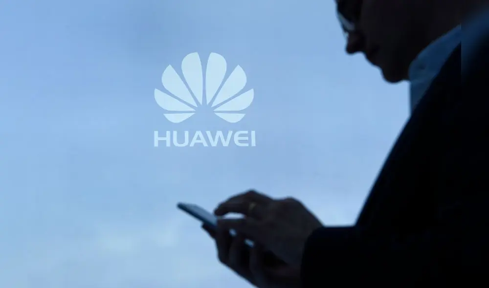 A visitor uses his mobile phone at the Huawei stand on the second day of the Mobile World Congress on February 28, 2017 in Barcelona. - Phone makers will seek to seduce new buyers with artificial intelligence functions and other innovations at the world's biggest mobile fair starting today in Spain. (Photo by LLUIS GENE / AFP) A visitor uses his mobile phone at the Huawei stand on the second day of the Mobile World Congress on February 28, 2017 in Barcelona. - Phone makers will seek to seduce new buyers with artificial intelligence functions and other innovations at the world's biggest mobile fair starting today in Spain. (Photo by LLUIS GENE / AFP)