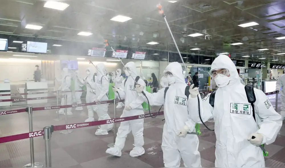 Soldados surcoreanos que usan desinfectante en aerosol de equipo de protección para ayudar a prevenir la propagación del coronavirus COVID-19, en el Aeropuerto Internacional de Daegu en Daegu. Soldados surcoreanos que usan desinfectante en aerosol de equipo de protección para ayudar a prevenir la propagación del coronavirus COVID-19, en el Aeropuerto Internacional de Daegu en Daegu.