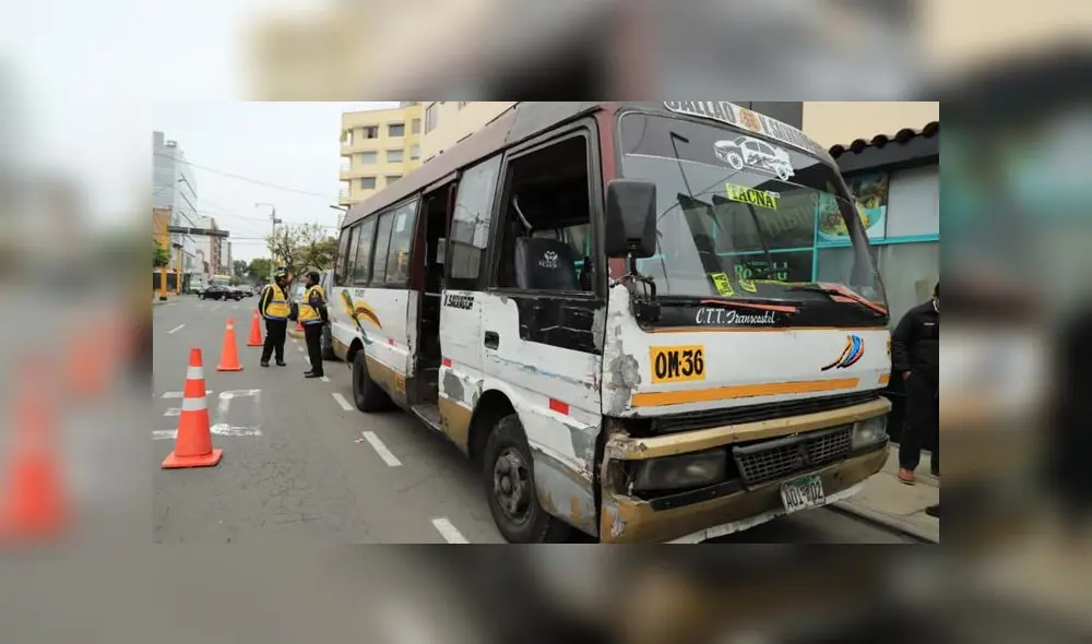 La unidad fue trasladada al depósito con otra combi informal.