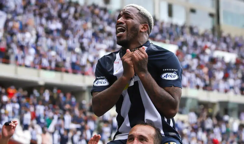 Farfán debutó en 2001 con Alianza Lima y fue cinco veces campeón del fútbol peruano. Foto: Andina