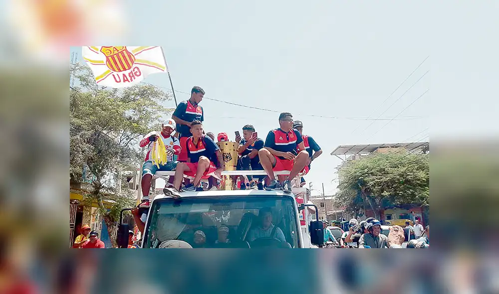 Felices. Jugadores pasearon la copa por las calles piuranas.