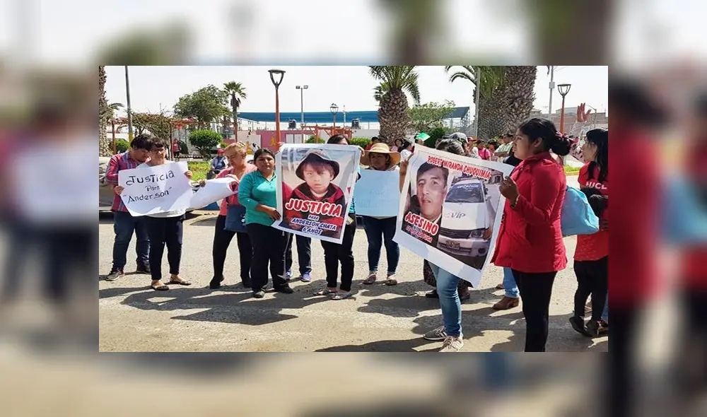 Un grupo de padres de familia llegaron hasta la comisaría de La Natividad para exigir justicia por la muerte del menor. Un grupo de padres de familia llegaron hasta la comisaría de La Natividad para exigir justicia por la muerte del menor.