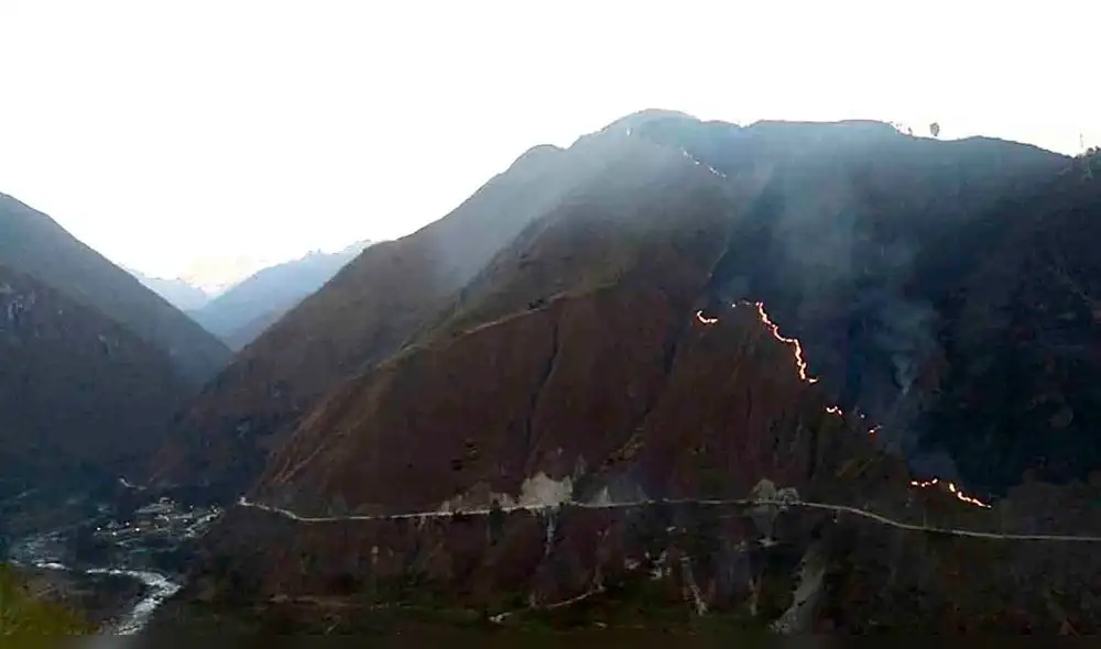Escenario. Fuego en sector de Collpani ya afectó 20 hectáreas de pastizales. Humareda causó que se cierre ruta de acceso a ciudadela de Machupicchu. Escenario. Fuego en sector de Collpani ya afectó 20 hectáreas de pastizales. Humareda causó que se cierre ruta de acceso a ciudadela de Machupicchu.