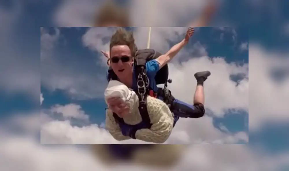 Mujer de 102 años se convirtió en la más anciana en saltar en paracaídas [VIDEO]