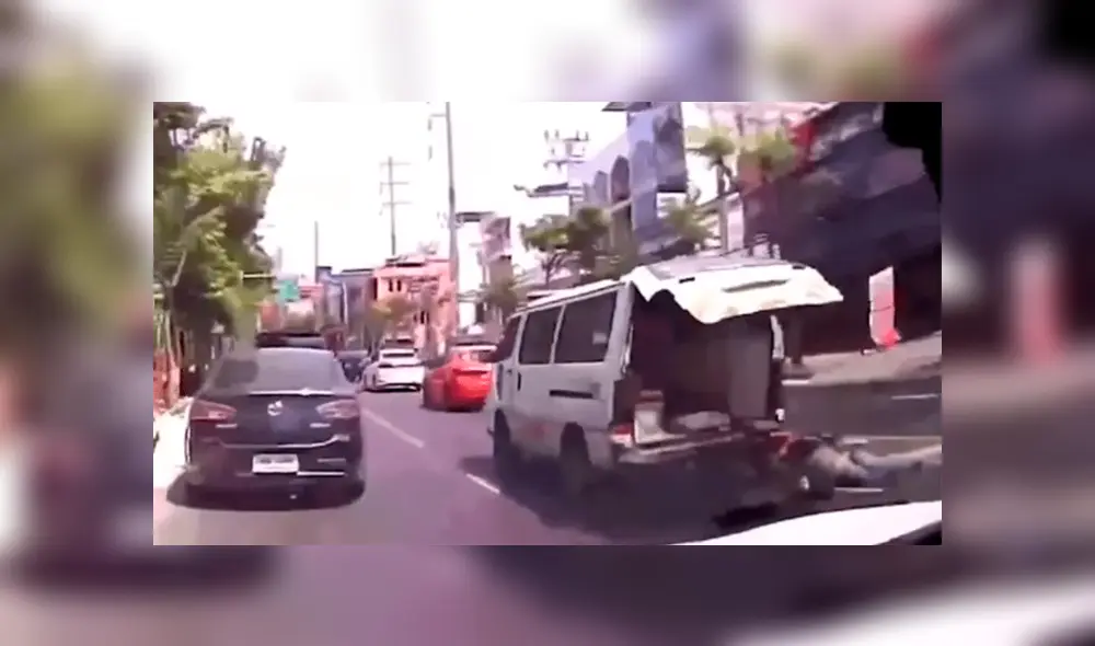 Los médicos no aseguraron la puerta trasera del vehículo causando que la camilla del paciente salga despedido por los aires en plena calle