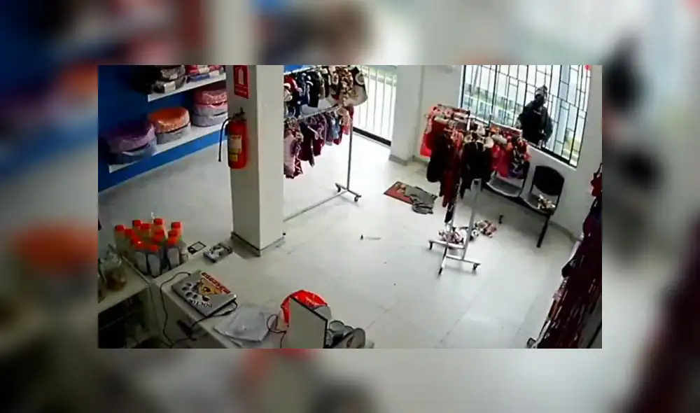 Hombre utilizó un palo para jalar el exhibidor de ropa. (Foto: Captura de video / Latina Noticias) Hombre utilizó un palo para jalar el exhibidor de ropa. (Foto: Captura de video / Latina Noticias)