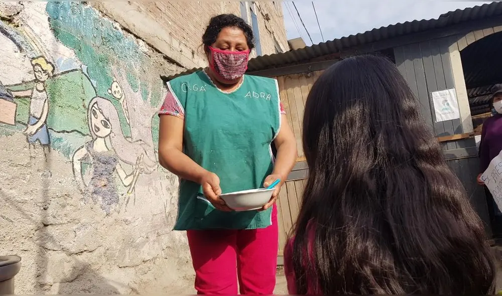 Mujeres exigen que el gobierno destine el presupuesto de Qali Warma que prometieron. Créditos: Luis Ángel Villanueva / URPI Mujeres exigen que el gobierno destine el presupuesto de Qali Warma que prometieron. Créditos: Luis Ángel Villanueva / URPI