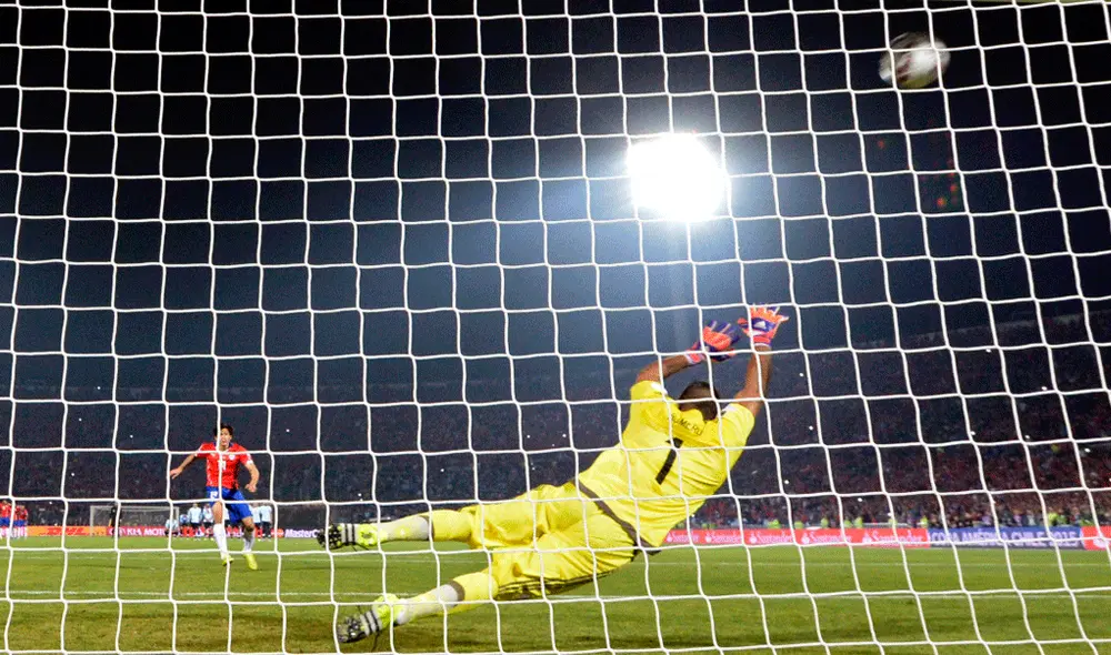 El chileno Matías Fernández será el encargado de entregar el trofeo en la final de la Copa América 2019. | Foto: AFP El chileno Matías Fernández será el encargado de entregar el trofeo en la final de la Copa América 2019. | Foto: AFP